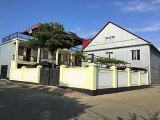 Гостевой дом Yellow House Кобулети Четырехместный номер с общей ванной комнатой-2
