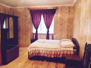 Гостевой дом Yellow House Кобулети Cемейный номер с собственной ванной комнатой-4