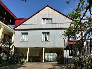 Гостевой дом Yellow House Кобулети Cемейный номер с собственной ванной комнатой-5