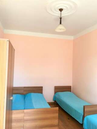 Гостевой дом Yellow House Кобулети Четырехместный номер с общей ванной комнатой-4