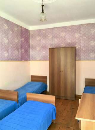 Гостевой дом Yellow House Кобулети Четырехместный номер с общей ванной комнатой-6